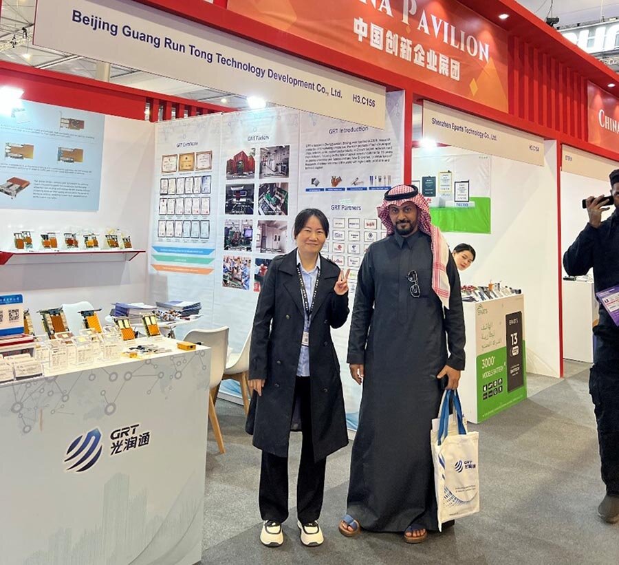 外貿(mào)經(jīng)理與參會嘉賓合照