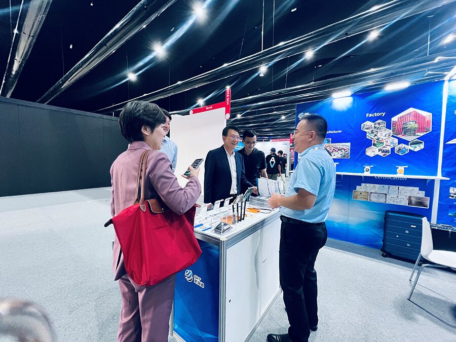 通州區(qū)副區(qū)長林正航一行在光潤通科技GITEX展位前聽取介紹