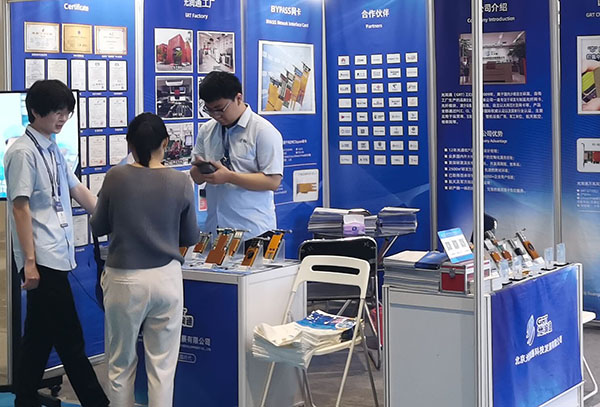 工作人員在為參會(huì)嘉賓介紹光潤(rùn)通網(wǎng)卡產(chǎn)品